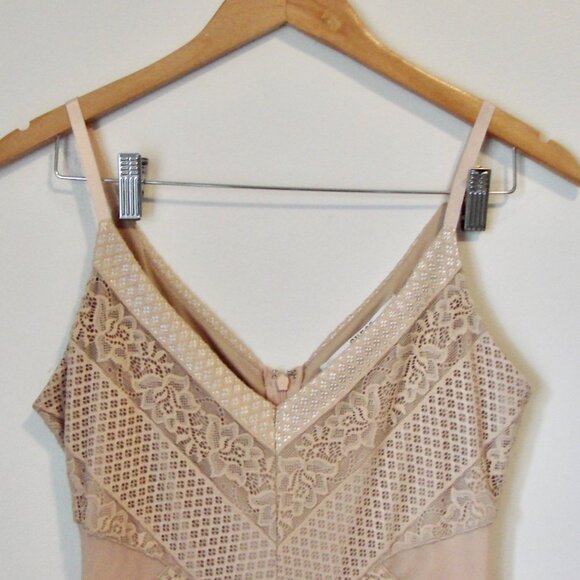 Guess Lacey Bodycon Mini Dress Nude Tan Stretch Bandage Holiday Party Size Small - Picture 2 of 13